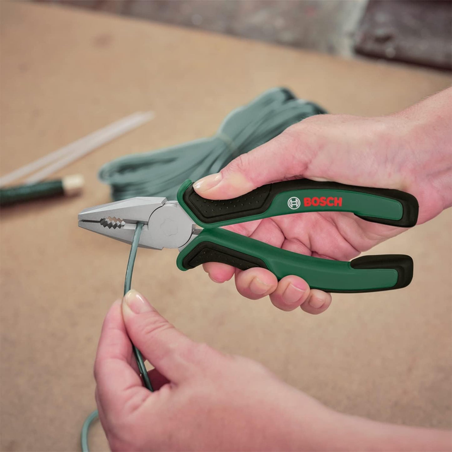 Bosch Home & Garden Mobility Hand Tool Set 26-Piece (Compact and Portable Tool Kit for DIY Tasks; Optimal Choice on the Road; 1/4" Ratchet; Combination Pliers; Universal Screwdriver; in Fabric Bag)