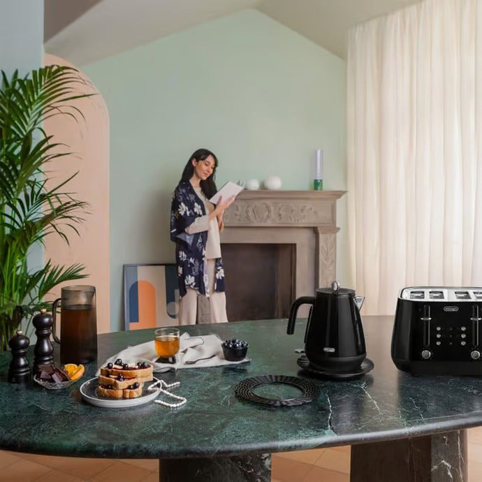 De'Longhi Eclettica 4 Slice Toaster - Bold Black CTY4003BK